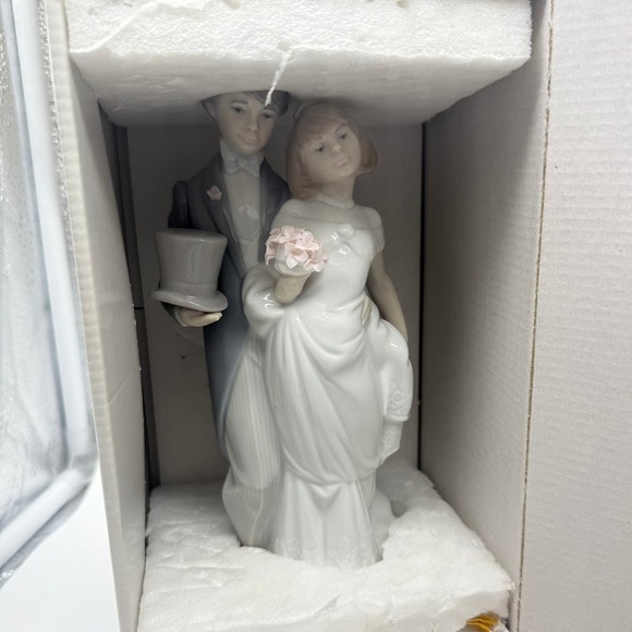 Lladro Wedding Bells Bride and Groom Figurine #06164 Porcelain New in Box - Picture 1 of 4
